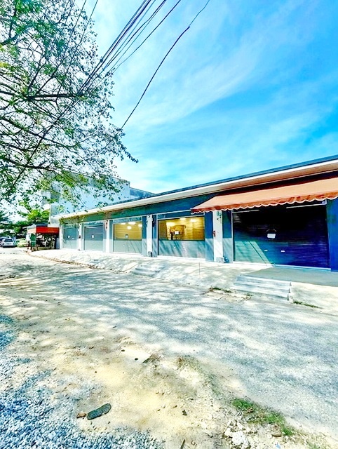 เทศบาลเมืองฉะเชิงเทรา 400 ม. ลดราคาครั้งที่3 ให้เช่า ร้านค้า หรือออฟฟิศ 4,999-7,999 B-M 60ตร.ม.  โรบินสัน ไลฟ์สไตล์ ฉะเชิงเทรา 2.8 กม. บิ๊กซี ฉะเชิงเทรา 2.5 กม. อาชีวศึกษา ฉะเชิงเทรา 860 ม. ติดถนน เหมาะทำออฟฟิศ 1 นอน 1 น้ำ near Robinson Lifestyle Chachoengsao Third price reduction! Shop or office space for rent, 4,999-7,999 THB/month, 60 sq.m. Located in Chachoengsao Municipality (400 m),  Big C Chachoengsao (2.5 km), and Chachoengsao Vocational College (860 m). Main road frontage, suitable for office use (1 bedroom, 1 bathroom).ถ. จุลละนันท์ มหาจักรพรรดิ์  ตำบลหน้าเมือง อำเภอเมือง จ�