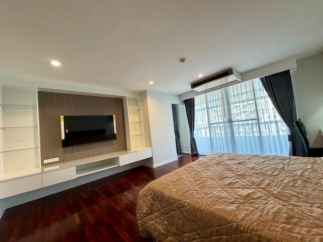 BH3961 ให้เช่าคอนโด บ้านจันทร์ ทองหล่อ-เอกมัย ห้องใหญ่ 48 ตร.ม. รีโนเวทใหม่ ใกล้ BTS ทองหล่อ Fully Furnished พร้อมอยู่ติดต่อ Agent คุณบัว (Bua)Tel: 093-646-4597 LINE ID: Bua093ราคาเช่าเริ่มต้น 23,000 บาท/เดือนให้เช่าคอนโด บ้านจันทร์ (Baan Chan Condominium) ทำเลทองหล่อ-เอกมัย ซอยเอกมัย 21 (แจ่มจันทร์) ใจกลางไลฟ์สไตล์ระดับพรีเมียม เงียบสงบ เป็นส่วนตัว เหมาะสำหรับคนทำงานและชาวต่างชาติทำเล: เอกมัย 21 (ซอยแจ่มจันทร์) แขวงคลองตันเ�