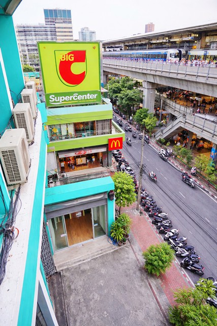 อาคารพาณิชย์ 3 ชั้น ฟังก์ชัน 2 นอน 2 น้ำ ใกล้รพ.วิมุต 850 ม. 16 ตร.ว. 190 ตร.ม. ทำเลวิภาวดีรังสิต  เหมาะทำออฟฟิศ หรือค้าขาย ใกล้สำนักงานใหญ่พรรคเพื่อไทย 900 ม.แหล่งงาน และชุมชน เดินทางสะดวก 16,999B-Mทำเลศักยภาพในเมือง เชื่อมต่อถนนหลัก และทางด่วนได้ง่าย3 story commercial building 2 bed 2 bath 850 m. from Vimut Hospital land size 16 sq.wa. usable area 190 sq.m. located on Vibhavadi Rangsit Road ideal for office or retail 900 m. 16,999B-M from Pheu Thai Party headquarters close to employment centers and community convenient transportation high potential city location with easy access to main roads and ex