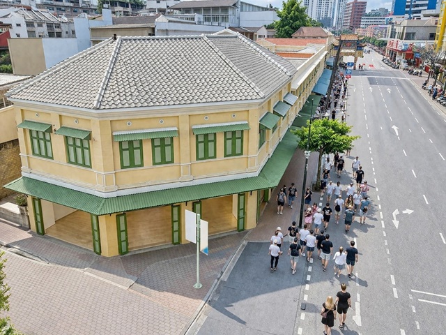  ตลาดสำเพ็ง 900 ม. MRTวัดมังกร 350ม.พื้นที่เช่าเชิงพาณิชย์ ชั้น1 เท่านั้น ติดป้ายรถเมย์ ติดถ.เยาวราช  เหมาะทำร้านค้า 14 ตร.ว. 55ตร.ม คาเฟ่  74,999-79,999B-M ห้องน้ำ ใช้ร่วมกัน  ใกล้แหล่งชุมชนและอาคารสำนักงาน เดินทางสะดวก ใกล้รถไฟฟ้าและแหล่งไลฟ์สไตล์ ขนาดพื้นที่ . พื้นที่ใช้สอยคุ้มค่า หน้ากว้างเหมาะต่อการจัดร้านและโชว์สินค้าMRT Wat Mangkon 350m Sampeng Market 900m. commercial rental space Floor 1 only. Bus stop sign on Yaowarat Rd. 14 sq.wah 55sq.m suitable for retail cafe 7