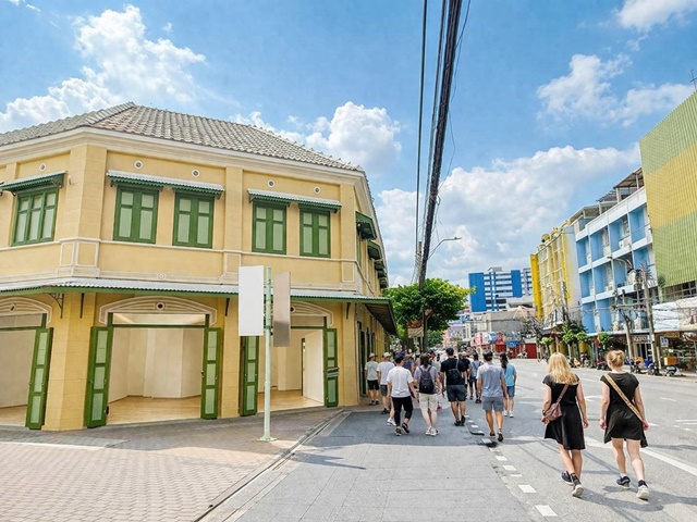 ตลาดสำเพ็ง 900 ม. ติดป้ายรถเมย์ ติดถ.เยาวราช MRTวัดมังกร 350ม.พื้นที่เช่าเชิงพาณิชย์ ชั้น1 เท่านั้น เหมาะทำร้านค้า 14 ตร.ว. 55ตร.ม คาเฟ่  74,999-79,999B-M ห้องน้ำ ใช้ร่วมกัน  ใกล้แหล่งชุมชนและอาคารสำนักงาน เดินทางสะดวก ใกล้รถไฟฟ้าและแหล่งไลฟ์สไตล์ ขนาดพื้นที่ . พื้นที่ใช้สอยคุ้มค่า หน้ากว้างเหมาะต่อการจัดร้านและโชว์สินค้าBus stop sign on Yaowarat Rd. MRT Wat Mangkon 350m Sampeng Market 900m. commercial rental space Floor 1 only. 14 sq.wah 55sq.m suitable for retail cafe 74,