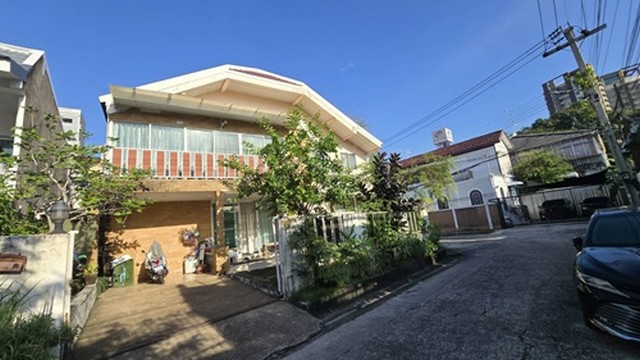  ขาย บ้านเดี่ยว หลังมุม เนื้อที่ 61 ตร.ว. ซอยสมเด็จพระปิ่นเกล้า 17 (ฝั่งตรงข้ามพาต้า ปิ่นเกล้า) ราคา 17.5 ล้านบาท House for sale Soi Somdej Phra Pinklao 17 61 sq.w. 4 beds ขาย บ้านเดี่ยว หลังมุม เนื้อที่ 61 ตร.ว. ซอยสมเด็จพระปิ่นเกล้า 17 (ฝั่งตรงข้ามพาต้า ปิ่นเกล้า) ราคา 17.5 ล้านบาท ทำเลดีฝั่งตรงข้ามพาต้าปิ่นเกล้า เดินทางสะดวก 4 ห้องนอน 4 ห้องน้ำ จอดรถได้ 2 คัน  ปี 2554 น้ำไม่ท่วมในตัวบ้าน เดินถึง โรงพยาบาลศิริราช ใ�