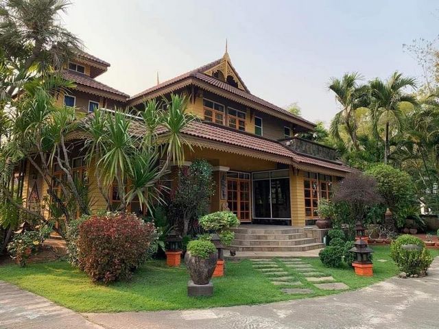 บ้านสุดหรูน่าอยู่​ 30 ล.เท่านั้น​ 1 ​ไร่​ 57​ ตรว​. #หนองควาย #หางดง ใกล้เมือง เดินทางสะดวก #ขายพร้อมเฟอร์นิเจอร์ #สามารถเข้ามาอยู่ได้เลยทันทีเนื้อที่ 1 ไร่ 57 ตารางวาบ้านหลังใหญ่ 1 หลัง เรือนกาแฟ 1 เรือนรับรอง 2 (สามารถทำเป็นเรือนแม่บ้านได้ 1)4 ห้องนอน4 ห้องครัว ในเรือนใหญ่ 2 เรือนกาแฟ 1 และเรือนรับรอง 16 ห้องน้ำ ในเรือนใหญ่ 3  เรือนกาแฟ 1 เรือนรับรองหลังละ 1 และข้างนอกสำหรับค