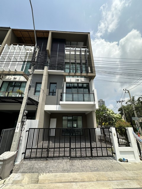 P653 ให้เช่า ทาวน์โฮม 3 ชั้น โครงการ เบล็ส ทาวน์ สุขุมวิท 50 Bless Town Sukhumvit 50 ตกแต่งสวยพร้อมเข้าอยู่ เหมาะพักอาศัยถูกสุดราคาเพียง 75,000 บาท/เดือน ประกัน 2 เดือน ล่วงหน้า 1 เดือน สัญญาขั้นต่ำ 1 ปี หมายเหตุ เลี้ยงสัตว์เลี้ยงขนาดเล็กได้ (มีค่ามัดจำหรือค่าเช่าเพิ่ม)ติดต่อ คุณช่อผกา โทร 0616198565 LINE 0616198565สำรอง LINE 0812523279 ส่งลิ้งก์ไว้ได้เลย-ให้เช่า ทาวน์โฮม 3 ชั้น โครงการ เบล็ส ทาวน์ สุขุมวิท 50 Bless Town S