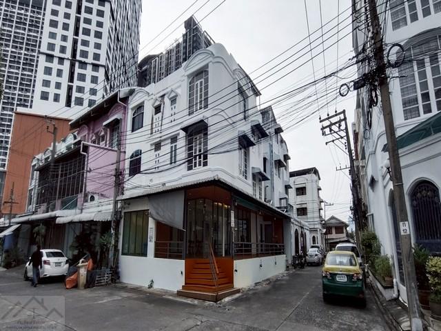 ให้เช่าทาวน์โฮม3ชั้น320ตร.ว.หลังมุมพระราม9ซอย11รีโนเวทสวยใกล้เซ็นทรัลพระราม 9ราคาเช่า 57,000 บาท / เดือน ( ไม่มีค่าส่วนกลาง )ที่ตั้ง ถนนพระราม 9 ซอย 11 แขวงบางกะปิ เขตห้วยขวาง กรุงเทพมหานครติดต่อ : คุณภัสพงณ์ 0634098164Line : deedee23https://www.facebook.com/profile.php?id=61581484955548เนื้อที่ 36 ตารางวา พื้นที่ใช้สอย 320 ตารางเมตร จำนวน 3 ชั้น 4 ห้องนอน 6 ห้องน้ำ มีที่จอดรถเยอะในหมู่บ้านมี 1 ห้องครัว 1 ห้องทำงานขนาดใหญ่ชั้น 1 �