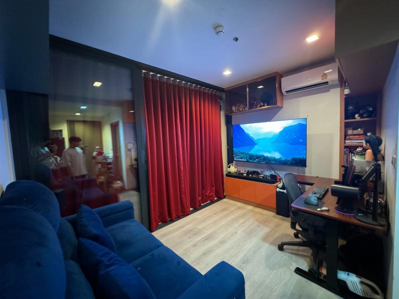 ขาย (For Sale) คอนโด : เดอะ ไลน์ พหลโยธิน อาคาร B (The Line Phahonyothin Park B) ประเภท : 1 ห้องนอน 1 ห้องน้ำ พื้นที่ : 33.31 ตรม. เฟอร์นิเจอร์ : ครบทิศ : ใต้ ราคาขาย : 4,350,000 บาทค่าโอน = 50:50สิ่งอำนวยความสะดวก -Swimming Pool/สระว่ายน้ำ -Gym/ยิม -Co-Cooking Studio/สตูดิโอทำอาหารร่วม -Co-Living Lounge /เลานจ์ -Floating Nest / Rooftop Garden /สวนลอยฟ้า -Co-working Space /ห้องทำงานร่วมกัน -Co-Playing Space /ห้องเด็กเล่น -Photo Studio /สตูดิโอถ่ายภาพ ทำเล ???? 300 เมตรจาก BTS ห้าแยกลาดพร้าว ???? 800 เมตรจาก MRT พหลโย