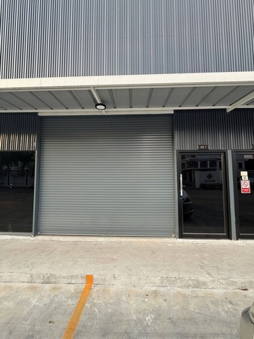 โกดัง+ออฟฟิศ ให้เช่า  ศรีนครินทร์ 16 ติดกับ MRT หัวหมาก (สายสีเหลือง) เขตสวนหลวง เขตสวนหลวง กรุงเทพรหัส TTR 2811TYPE A (ชั้นเดียว)???????????????? : 126 sqm.กว้าง 6 xยาว 19 เมตร-  ที่จอดรถ/พื้นที่จอดรถ : 2-  จดทะเบียนพาณิชย์ : อนุญาต- ค่าไฟ 7 บาท-  ค่าน้ำ 20 บาท???????????????? : 38,500 THB/ Month-  สัญญาขั้นต่ำ 3 ปี-  ล่วงหน้า 1 เดือน-  มัดจำ 2 เดือนสนใจติดต่อ คุณต๋อย   086 - 5427078ID:LINE 0865427078