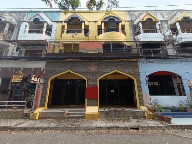     ขาย อาคารพาณิชย์ เมืองนครราชสีมา ห่างจาก เดอะมอลล์ โคราช เพียง 2.30 กม.   ถนน มิตรภาพ (ทล.2) ตำบล ในเมือง อำเภอ เมืองนครราชสีมา จังหวัด นครราชสีมา  ราคาโปรโมชั่น  3,766,000   บาท    ลดจาก  4,320,000  บาท ราคาโปรโมชั่นตั้งแต่วันที่  2 มีนาคม - 31 พฤษภาคม 2569  รายละเอียดทรัพย์ -  เนื้อที่ 24.00 ตร.ว.  พื้นที่ใช้สอย 278.58 ตร.ม. -  บ้านหันไปทางทิศ เหนือ  พิกัดทรัพย์ : https://maps.app.goo.gl/MJMpRFa2tTAQFGXbA  สถานที่ใกล้เคียง   -  โลตัส น�