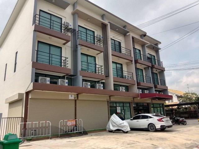 ให้เช่าโฮมออฟฟิศ 3.5 ชั้นหลังมุม 281 ตร.ม ซอยรามอินทรา 89 ใกล้ Fashion Island ใกล้รถไฟฟ้าสายสีชมพูติดต่อ:: ชยา โทร/ID Line:: 0942823961Link Line:: https://line.me/ti/p/3xFA1An8Kcรหัส# T26-449Home Office 3.5 ชั้นหลังมุม รามอินทรา 89 (เข้าซอยประมาณ 100 เมตร)- เนื้อที่ 40 ตร.ว- พื้นที่ใช้สอย 281 ตร.ม- หน้ากว้าง 7 เมตร- 3 ห้องทำงาน 1 ห้องโถงใหญ่- แอร์ครบทุกห้อง- ผ้าม่านครบทุกห้อง- ห้องน้ำครบทุกชั้น (3 ห้องน้ำ)- รองรับพนักงานได้มากกว่า 15 คน- จอดรถด้านหน้า�