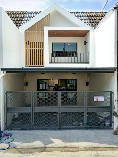 ขายทาวน์เฮ้าส์ 2 ชั้นรีโนเวทใหม่ 17 ตร.ว. หมู่บ้านราณี 2 ซอยลาดปลาเค้า 42 ใกล้เลียบด่วนติดต่อ:: ชยา โทร/ID Line:: 0942823961Link Line:: https://line.me/ti/p/3xFA1An8Kcรหัส# T26-443ทาวน์เฮ้าส์รีโนเวทใหม่ ทำเลลาดปลาเค้า ใกล้เลียบด่วนหมู่บ้านราณี 2 ซอยลาดปลาเค้า 42- เนื้อที่ 17 ตร.ว.- 2 ห้องนอน- 2 ห้องน้ำ- 1 ห้องรับแขก 1 ห้องครัว- จอดรถได้ 1 คัน- บ้านสไตล์ Modern เรียบ โปร่ง สว่าง อยู่สบายทำเลดี เดินทางสะดวก• เลียบด่วนรามอินทรา• �