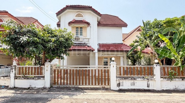 รหัสทรัพย์&nbsp;N1119บ้านเดี่ยว พาร์คเวย์​ โฮม (ธารารมณ์) รามคำแหง 150 สภาพดี ใกล้ส่วนกลาง ถูกสุดในโครงการที่ตั้ง :&nbsp;ถนนรามคำแหง แขวงราษฎร์พัฒนา&nbsp;เขตสะพานสูง&nbsp;กรุงเทพมหานคร 10240รายละเอียดทรัพย์-&nbsp;บ้านเดี่ยว&nbsp;2&nbsp;ชั้น เนื้อที่ดิน&nbsp;50.8 ตารางวา พื้นที่ใช้สอย&nbsp;160 ตารางเมตร- 4 ห้องนอน, 3 ห้องน้ำ,&nbsp;1 ห้องนั่งเล่น, 1 ห้องครัว (ต่อเติม), 2 ที่จอดรถ- แอร์ 5 เครื่อง, ปั๊มน้ำ+แทงค์น้ำ และเฟ�