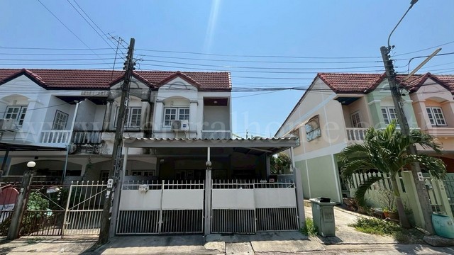 รหัสทรัพย์ : N1058ทาวน์เฮ้าส์ ซอยโกสุมรวมใจ 38 ดอนเมือง หลังมุม ราคาถูก ใกล้สนามบินที่ตั้ง : แขวงดอนเมือง เขตดอนเมือง กรุงเทพมหานคร 10210รายละเอียดทรัพย์-&nbsp;ทาวน์เฮ้าส์ 2 ชั้น เนื้อที่ 24 ตารางวา พื้นที่ใช้สอยประมาณ 125 ตารางเมตร- 2 ห้องนอน, 2 ห้องน้ำ, 2 ห้องอเนกประสงค์, 1 ห้องครัว, 1 ที่จอดรถ- หน้าบ้านหันทางทิศใต้สถานที่และทำเลใกล้เคียง-&nbsp;รถไฟฟ้าสายสีแดง สถานีการเคหะ และรถไฟฟ