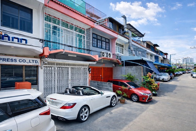 เหมาะสำหรับทำสำนักงานและพักอาศัยในตัว ทำเลสาธุประดิษฐ์ เดินทางสะดวก ใกล้ถนนพระราม 3 และทางด่วน 14,498 B-Mโฮมออฟฟิศ 3ชั้น เทอร์มินอล21 พระราม3 3.3 กม.3ห้องนอน ถ.ยานนาวา ถ.สาธุ45-55 เซนทรัล พระราม3 1.4กม. 3 ห้องน้ำ ตลาดรุ่งเจริญ 16ตร.ว. 192ตร.ม.Terminal 21 Rama 3 3.3km. 3-storey home office  Yannawa Rd. Sathu45-55Rd. Central Rama3 1.4km.  3bedroom and 3 bathrooms RungCharoen Market 16sq.wah 192sqm Suitable for office and residential use Convenient Sathupadit location near Rama 3 Road and expressway  14,498 B-Mถ.ยานนาวา ถนนสาธุประดิษฐ์45-55 แขวงบางโพงพาง เขต�