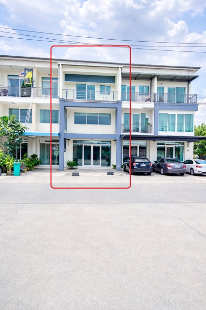 ใกล้ ตลาดหมู่บ้านบัวทอง 500ม.และตลาดมณวดี โรงพยาบาลพิมลราช MRTคลองบางไผ่  อาคารพาณิชย์ 2 ชั้นครึ่ง หลังมุม 2-3นอน 2น้ำ 10,998B-M. 18ตร.วา. 160ตร.ม. ทำเลติดถนน เหมาะอยู่อาศัย ค้าขาย หรือทำออฟฟิศ ใกล้รร.มารีย์วิทยา 1.5 กม. เดินทางสะดวก เข้า-ออกได้หลายเส้นทาง ถ. บ้านกล้วย-ไทรน้อยnear Buathong Village Market 500 m. Manawadee Market Pimolraj Hospital MRT Khlong BangPhai 2.5story corner commercial building 2-3bed 2bath  10,9989B-M. 18sq.wa. 160sq.m. prime location on main road suitable for residential commercial or office use near Mary Wittaya School 1.5 km. convenient acce