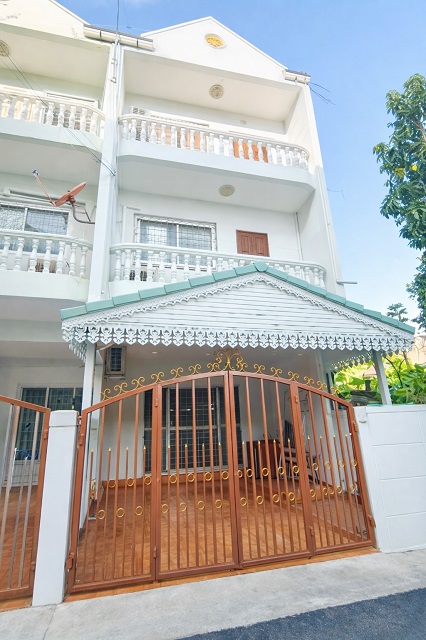 จรัญฯ43-45 ใหญ่มาก! 4นอน เซ็นทรัลปิ่นเกล้า MRTบางยี่ขัน ให้เช่าทาวน์เฮ้าส์ใหญ่ 3ชั้น 24 ตรว.MRTบางขุนนนท์  3 น้ำ 1 ครัว 1จอดรถ 12,999 b-m 25 ตรว.244 ตรม.Charan43-45 244Sq.m 25Sq.wa Central Pinklao MRT Bangkunnon 3Air Bangyikan For Rent Townhouse 3 Stories 4Bed 12,999 b-mแขวง อรุณอมรินทร์ เขตบางกอกน้อย กรุงเทพมหานคร 24 ตรว.240 ตรม.24 Sqwa.240Sqm.มีเฟอร์นิเจอร์พร้อมอยู่เครื่องปรับอากาศ 3ตัวเครื่องทำน้ำอุ่นเตียง ตู้เย็น โต๊ะกินข้าว โทรทัศน์ ชุดโซฟา 4 ห้องนอน 3 ห้องน้ำ1 ห้องค�