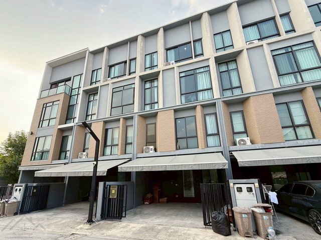 ขายทาวน์โฮม 3.5 ชั้น เอสทารา เฮเว่น พัฒนาการ 20 Estara Haven Phatthanakan 20 ใกล้ทางด่วน ใกล้เอกมัย ทองหล่อ *** ราคาพิเศษ*** ราคาพิเศษ 7.8 ล้านบาท (ค่าโอนและภาษีผู้ซื้อรับผิดชอบ)ติดต่อ::  ชยา โทร/ID Line:: 0942823961   Link Line:: https://line.me/ti/p/3xFA1An8Kcรหัส# T26-528ทาวน์โฮม 3.5 ชั้น เอสทารา เฮเว่น พัฒนาการ 20 Estara Haven Phatthanakan 20 • เนื้อที่ 22 ตารางวา • พื้นที่ใช้สอย 220 ตารางเมตร • 3 ห้องนอน • 4 ห้องน้ำ • 1 ครัว • จอดรถได้ 2 คัน • พร้อมส่วนกลาง เช่น คลับ�