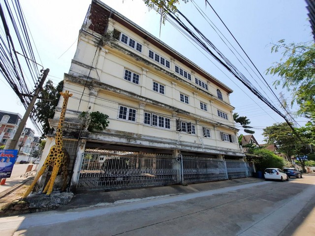 ขายที่ดินพร้อมบ้านเดี่ยวหลังมุม 128 ตรว. ม.เกศินีวิลล์ ประชาอุทิศ 21 ห้วยขวาง ใกล้แยกเหม่งจ๋ายตรงข้ามนานาชาติ KIS *** ราคาขาย 38 ล้านบาท (ค่าโอนตามตกลง) สอบถาม/นัดชม ติดต่อ : ชยา โทร/ID Line:: 0942823961   Link Line:: https://line.me/ti/p/3xFA1An8Kcรหัส# FF648 บ้านเดี่ยวหลังมุม ม.เกศินีวิลล์ ประชาอุทิศ 21 ตรงข้าม นานาชาติ KIS• เนื้อที่ 128 ตร.วา • พื้นที่ใช้สอย ประมาณ 990 ตร.ม. • บ้าน 2 ชั้น และอาคาร 4 ชั้นภายในเชื่อมต่อกัน • 5 ห้อง