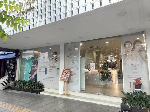 ให้เช่า - ขายอาคารพาณิชย์ 4 ชั้น 2 คูหา ริมถนนสุขุมวิท67 รีโนเวทใหม่ ย่านพระโขนง ห่าง BTS พระโขนง 100 เมตร*** ราคาเช่า 200,000 บาท / เดือน  *** ราคาขาย 65 ล้านบาท สอบถาม/นัดชม ติดต่อ : ชยา โทร/ID Line:: 0942823961   Link Line:: https://line.me/ti/p/3xFA1An8Kcรหัส# T26-526  • อาคารพาณิชย์ 4 ชั้น 2 คูหา ริมถนนสุขุมวิท67 รีโนเวทใหม่ • เนื้อที่ประมาณ 28 ตารางวา • พื้นที่ใช้สอยประมาณ 448 ตารางเมตร  (ชั้นละประมาณ 112 ตารางเมตร) • 6 ห้องนอน 5 ห้องน้ำ • ทำ