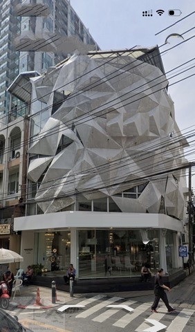 ให้เช่าอาคาร 4 ชั้น 2 คูหา ย่านทองหล่อ 500 ตรม. ริมถนนทองหล่อ 23 ทำเลทอง เหมาะทำโชว์รูม คลินิค สำนักงาน *** ราคาเช่า 320,000 บาท/เดือนติดต่อ: ชยา โทร/ID Line:: 0942823961   Link Line:: https://line.me/ti/p/3xFA1An8Kcรหัส# PR432อาคาร 4 ชั้น 2 คูหา มุมสวย ริมถนนทองหล่อ 23 ทำเลทอง เหมาะทำโชว์รูม คลินิค สำนักงาน • พื้นที่โดยประมาณทั้งตึก 500 ตารงเมตร++ • มีชั้นลอย • ภายในพร้อมใช้งานเเกือบ 100 เปอร์เซ็นต์ • ไม่มีที่จอดรถ ( มีที่จอดรถให