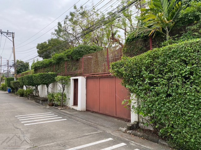 ให้เช่าบ้านเดี่ยว 2 ชั้น 200 ตรว. ซอยลาดพร้าว 128 ใกล้รถไฟฟ้าสถานีลาดพร้าว 101 เหมาะสำหรับทำโฮมออฟฟิศ ร้านอาหาร คาเฟ่ *** ราคาเช่า 85,000 บาท/เดือน ติดต่อ:: ชยา โทร/ID Line:: 0942823961   Link Line:: https://line.me/ti/p/3xFA1An8Kcรหัส# T26-522บ้านเดี่ยว 2 ชั้น ซอยลาดพร้าว 128 ใกล้รถไฟฟ้าสถานีลาดพร้าว 101 เหมาะสำหรับทำโฮมออฟฟิศ ร้านอาหาร คาเฟ่ หรืออยู่อาศัย • เนื้อที่ 200 ตารางวา • 2 ห้องนอน 3 ห้องน้ำ• ห้องนั่งเล่น ห้องทานข้าวเสร�