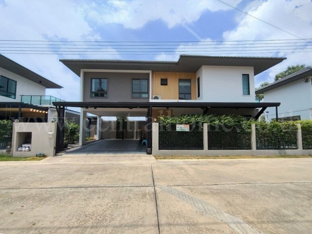 รหัสทรัพย์ :&nbsp;6243บ้านเดี่ยว สยามไฮวิลล์ คลองหลวง - เอราวัณ ตกแต่งครบ พร้อมอยู่ ราคาถูกที่ตั้ง : ถนนเอราวัณ 1 ตำบลคลองสอง อำเภอคลองหลวง จังหวัดปทุมธานี 12120รายละเอียดทรัพย์- บ้านเดี่ยว 2 ชั้น เนื้อที่ดิน 57.7 ตารางวา พื้นที่ใช้สอย 190 ตารางเมตร- 3&nbsp;ห้องนอน, 3 ห้องน้ำ, 1 ห้องรับแขก, 2 ห้องครัว, 4 ที่จอดรถ- แอร์ 4 เครื่อง, เครื่องทำน้ำอุ่น 2 เครื่อง, ผ้าม่าน, มุ้งลวด, ปั๊มน้ำ+แท้งค์น้ำ- �