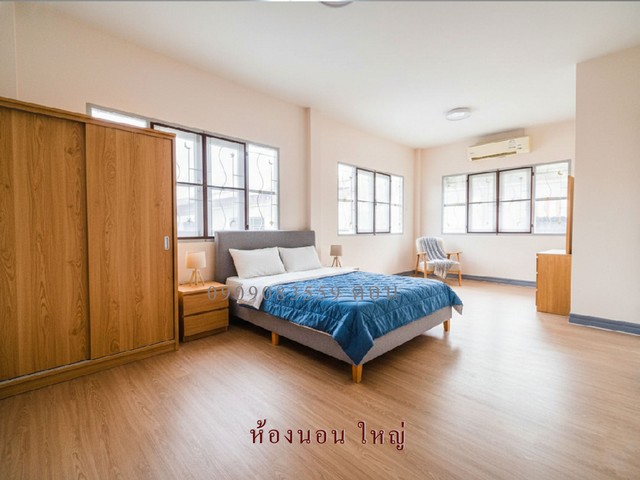 บ้านสภาพดี ต่อเติมครบ พร้อมให้คุณเป็นเจ้าของในราคาสุดคุ้ม!รายละเอียดทรัพย์:•เนื้อที่ 23.9 ตารางวา (หลังมุม มีพื้นที่ข้างบ้าน)•3 ห้องนอน 2 ห้องน้ำ 1 ห้องครัว และ 1 ห้องรับแขก •จอดรถในบ้านได้ 1 คัน หน้าบ้านได้อีก 1 คัน (หลังสุดท้ายไม่มีรถสวน)•ต่อเติมหลังคาที่จอดรถ และโซนครัวด้านหลังเรียบร้อย•แถมฟรี! เครื่องปรับอากาศ 1 เครื่องทำเลศักยภาพ & สถานที่ใกล้เคียง:•การเดิ�