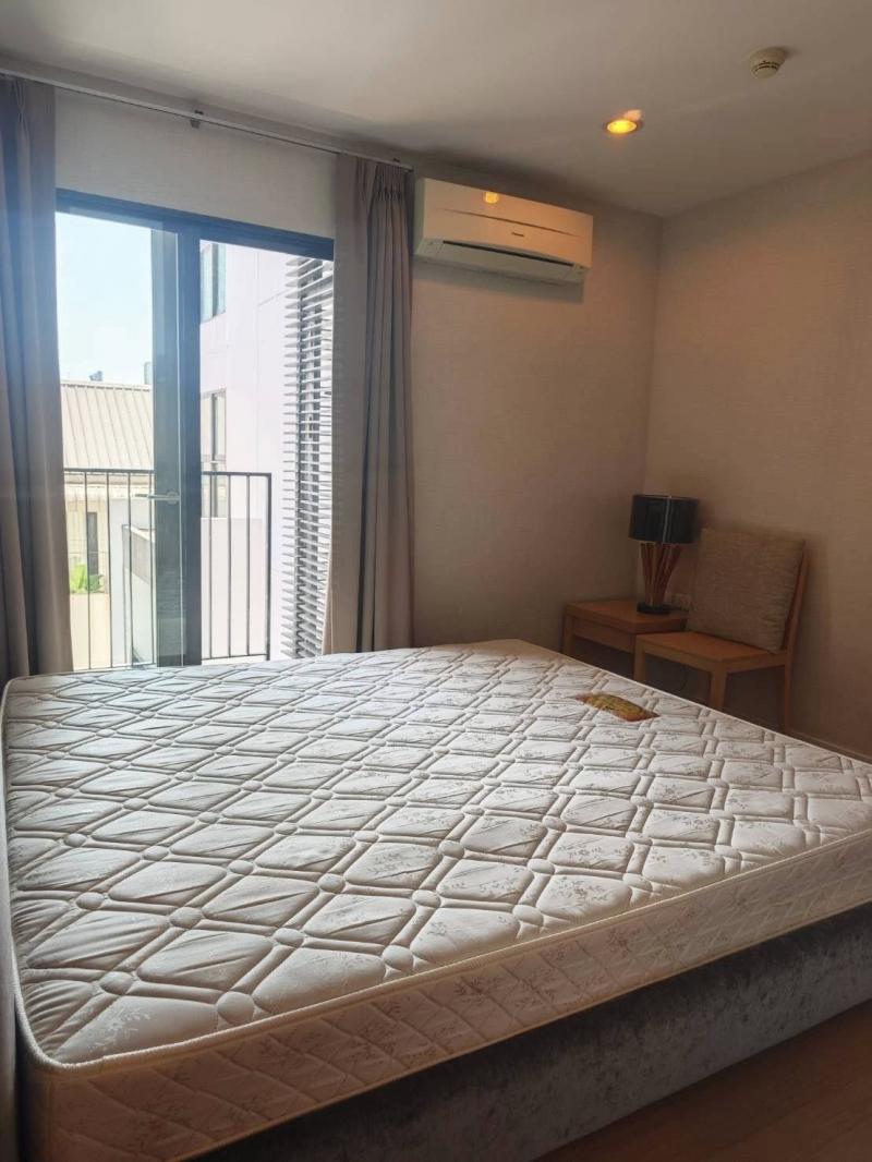D25 Thonglor private peaceful comfortable 7th floor BTS Thonglor***Property sales/rental services and consultation available. Contact us anytime.***For more details, photos, or to schedule a viewing:Contact Ekachai (Aui)T. 089-799-5598Line ID: @auiauiaui001 (Add @ at the beginning) (Agent Post)---------------------------------------------------------------Room Type: 1 Bedroom, 1 BathroomSize: 42 sq m, 7th FloorNew, clean, beautifully decorated, ready to move in.Details--------------------------------------------------------------Rental Price: 20,000 THB/month--------------------------------------------------------------* Appliances Included:- Air Conditioner- Water Heater- Refrigerator- TV--------------------------------------------------------------* Nearby Landmarks (Information based on Google Map)- Park Lane Ekkamai- Gateway Ekkamai- Major Ekkamai- Bangkok University, Kluaynamthai Campus- Wells International School- Sukhumvit Hospital.