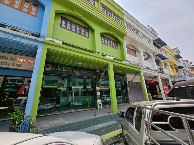 ทำเล: หมู่บ้านสินธานี ซอยนวมินทร์ 101 แขวงคลองกุ่ม เขตบางกะปิ กรุงเทพฯพิกัด: คลิกดูแผนที่ราคาขาย: 4,999,000 บาท✨ รายละเอียดทรัพย์- อาคารพาณิชย์ 3.5 ชั้น + ดาดฟ้า 2 คูหา เจาะทะลุกัน- ที่ดิน 44 ตร.วา | พื้นที่ใช้สอยประมาณ 450 ตร.ม.- ระบบสำนักงานพร้อมใช้งาน ครบทุกฟังก์ชัน- ที่จอดรถด้านหน้าได้ 4 คัน#### ฟังก์ชันภายใน## ชั้น 1:- ห้องประชาสัมพันธ์- ห้องรับแขก- ห้องเก็บของ + ช่องส่งของขึ้นชั้น 