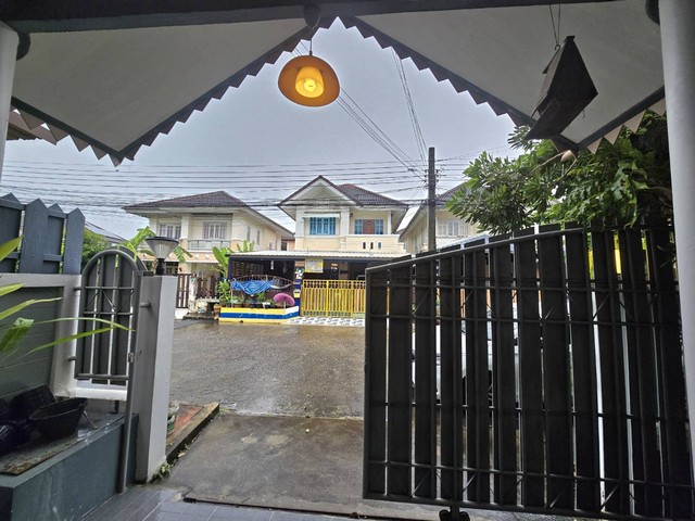 ให้เช่า บ้านแฝด2ชั้น รีโนเวทใหม่ 44ตรว.ซอยคู้บอน ใกล้ห้างแฟชั่นไอส์แลนด์ให้เช่า บ้านแฝด2ชั้น  รีโนเวทใหม่ 44ตรว.•3ห้องนอน  •2ห้องน้ำ  ห้องรับแขก  ห้องครัว•แอร์3ตัว เครื่องทำน้ำอุ่น2เครื่อง+ เฟอร์นิเจอร์ครบ •จอดรถ1คันที่ตั้ง : ซอยคู้บอน27  แขวง ท่าแร้ง  เขตบางเขน  กรุงเทพมหานคร 10220 ปากซอยมีรถไฟฟ้าสถานีคู้บอน •ใกล้ห้างแฟชั่นไอส์แลนด์  •รพ.สินแพทย์ ,บิ๊กซี มาร์เก็ต หทัยร