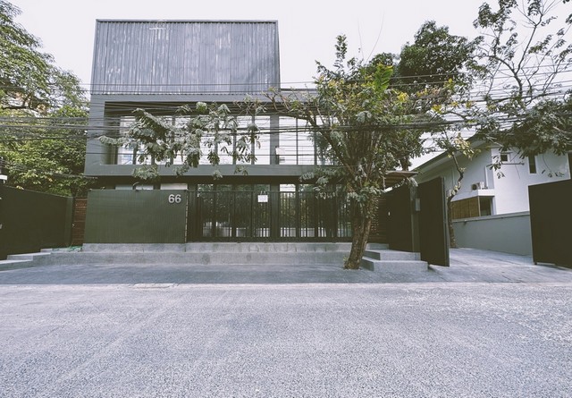 รหัสC7109 ให้เช่าอาคารสำนักงาน 2 หลังในพื้นที่เดียวกัน รีโนเวทใหม่ ถนนรัชดาภิเษก 32 ตรงข้ามศาลอาญา **ให้เช่า**ราคาเช่า 350,000 บาท/เดือน (ประกัน3 ล่วงหน้า1 สัญญา 3ปี)โทร : 095-823 9789 คิทLine id : candy.456Line Add Friend : https://line.me/ti/p/rHhjrvhm_zอาคารสำนักงาน 2 หลังในพื้นที่เดียวกัน รีโนเวทใหม่ ถนนรัชดาภิเษก 32 ตรงข้ามศาลอาญา เนื้อที่ 231 ตารางวา  พื้นที่อาคารกว่า 1,200 ตารางเมตรมีลิฟท์ขนสินค้า  จอดรถได้ 10-18 คัน การเดินทาง