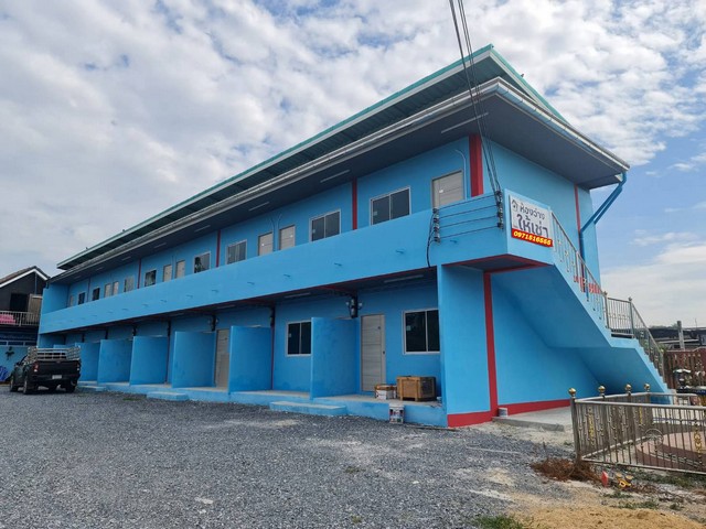 รายละเอียดทรัพย์*************- พื้นที่ใช้สอยรวม 518 ตร.ม.- เนื้อที่ดิน 303.9 ตร.ว. (หน้ากว้าง-ลึก เหมาะต่อยอดธุรกิจ)- ตึก 2 ชั้น 16 ห้อง (ชั้นละ 8 ห้อง)- ค่าเช่า 2,700 บาท/ห้อง/เดือน- เอกสารการก่อสร้างถูกต้อง พร้อมโอนและดำเนินกิจการต่อได้ทันที- ที่จอดรถได้สูงสุด 16 คัน สถานที่ใกล้เคียง***************- วัดบางช้างใต้- องค์การบริหารส่วนตำบลบางช้าง- ชนาทิพย์สปอร์ตคลับ- ชุมชนบ้านหัวอ่าว / ศูนย์เรียนรู้