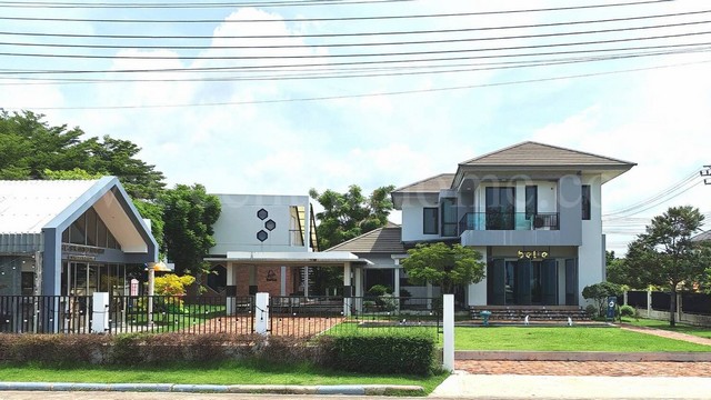 รหัสทรัพย์&nbsp;6645บ้านเดี่ยวหลังใหญ่ 243.9&nbsp;ตร.วา เดอะ แกรนด์ ริเวอร์ สุวรรณภูมิ หลังมุม ราคาถูกที่ตั้ง&nbsp;:&nbsp;ถนนบางนา - ตราด ตำบลบางปลา อำเภอบางพลี จังหวัดสมุทรปราการ&nbsp;10540รายละเอียดทรัพย์-&nbsp;บ้านเดี่ยว 2 ชั้น เนื้อที่&nbsp;243.9&nbsp;ตารางวา พื้นที่ใช้สอย&nbsp;450 ตารางเมตร- 4&nbsp;ห้องนอน, 4&nbsp;ห้องน้ำ, 1&nbsp;ห้องนั่งเล่น,&nbsp;1&nbsp;ห้องรับแขก, 2&nbsp;ห้องครัว, 1&nbsp;เรือนรับรอง, 4 ที่จอดรถ- แอร์ 6 เครื่อง, เครื่�