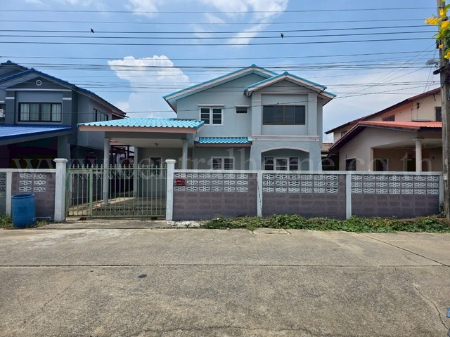 รหัสทรัพย์ : N0309บ้านเดี่ยว หมู่บ้าน มาลีรมย์ 5 รังสิต คลองหลวง 6&nbsp;ราคาถูกที่สุดในโครงการที่ตั้ง :&nbsp;ถนนรังสิต - นครนายก ตำบลคลองหก อำเภอคลองหลวง จังหวัดปทุมธานี 12120รายละเอียดทรัพย์&nbsp;- บ้านเดี่ยว 2 ชั้น เนื้อที่ 50.7 ตารางวา&nbsp;พื้นที่ใช้สอย 170&nbsp;ตารางเมตร- 2&nbsp;ห้องนอน,&nbsp;2&nbsp;ห้องน้ำ, 1 ห้องรับแขก, 1 ห้องครัว, 4&nbsp;ที่จอดรถสิ่งอำนวยความสะดวก- เจ้าหน้าที่รักษาความปลอดภัย 24 ชม.- สวนส�