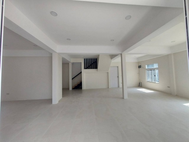 RHT2550ให้เช่าบ้านเดี่ยวเนื้อที่72 ตร.ว.  ใกล้ max value สุขุมวิท 71  ซอย ปรีดีพนมยงค์ 26 ใกล้ BTS พระโขนงพื้นที่ใช้สอย 340 ตารางเมตร 4 ห้องนอน · 3 ห้องน้ำสนใจติดต่อคุณเจี๊ยบ092-851-6969Line:keti2522ราคาเช่า 42,000/เดือน สัญญาขั้นต่ำ 1 ปี ล่วงหน้า 1 เดือน ประกันความเสียหาย 3 เดือนซอย ปรีดี พนมยงค์ 26 แขวงคลองตันเหนือ เขตวัฒนา กรุงเทพมหานคร 10110ให้เช่า บ้านเดี่ยวใหม่ กำลังจะเสร็จ ซอย ปรีดีพนมยงค์ 26 เดินทางสะด