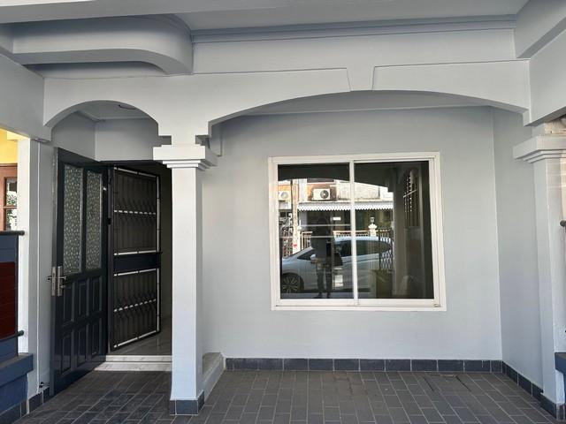 ให้เช่าทาวน์เฮ้าส์ 2 ชั้น 20 ตรว. 2 ห้องนอน ซอยรัชดา 36 (ซอยเสือใหญ่) พร้อมเข้าอยู่ติดต่อ:: ชยา โทร/ID Line:: 0942823961Link Line:: https://line.me/ti/p/3xFA1An8Kcรหัส # T26-461ทาวน์เฮ้าส์ 2 ชั้น ซอยรัชดา 36 (ซอยเสือใหญ่) พร้อมเข้าอยู่- เนื้อที่ 20 ตรว.- 2 ห้องนอน- 2 ห้องน้ำ- 1 ห้องครัว- จอดรถได้ 2 คัน (ในบ้าน 1 คัน หน้าบ้าน 1 คัน)- แอร์ 3 เครื่อง- ปั๊มน้ำและถังเก็บน้ำ- เข้าจากปากซอย ถนนรัชดา เพียง 800 เมตร- ในซอยบรรยากาศดี สงบเงียบ เพื่�