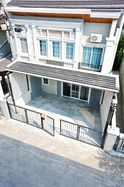 บางนา-สวนหลวง ทาวน์เฮาส์หัวมุม 2 ชั้น 4นอน 3น้ำ ใกล้ ม.รามคำแหง2  1.7กม.และตลาดชุมชน 20ตร.วา. 160 ตร.ม. 19,999 B-M. ทำเลกาญจนาภิเษก บ้านสไตล์อังกฤษ เหมาะอยู่อาศัย โฮมออฟฟิศ และลงทุน ใกล้ นิคมอุตสาหกรรมอัญธานี กรุงเทพฯ 900 ม. แยกทุ่งเศรษฐี GoldBangna-SuanLuang story corner townhouse 4bed 3bath near Ramkhamhaeng University 2 1.7km. and community market 20sq.wa. 160sq.m. 19,999B-M located on Kanchanaphisek Road English style house suitable for residence home office and investment near Anchanthani Industrial Estate Bangkok 900 m. Thung Setthi Intersection Goldถ.บางนา-ตราด กาญจนาภิเษก แขว�