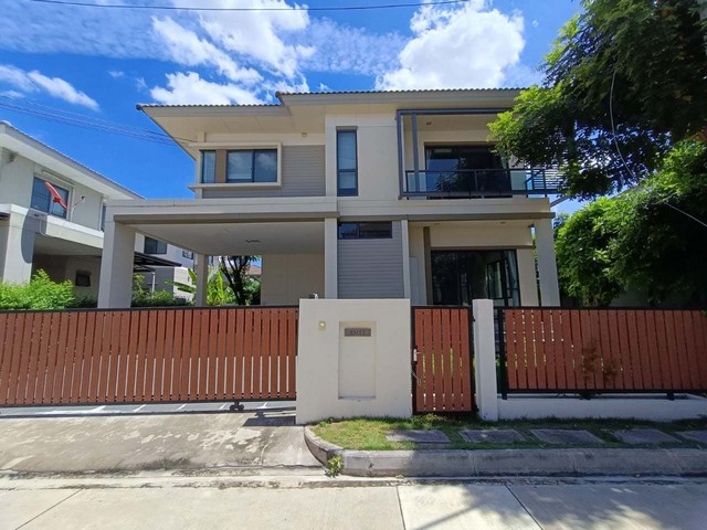  รหัสทรัพย์ (Code ID) :  PTT-26-P00890  ราคา 7,400,000 บาท (ราคาต่อรองได้) ▸ เนื้อที่  64.50 ตารางวา  พื้นที่ใช้สอย 193.76 ตารางเมตร   ▸ - ห้องนอน - ห้องน้ำ     ▸ 1 ที่จอดรถ   บ้านเดี่ยวหันไปทางทิศ   พิกัดทรัพย์ :  https://maps.app.goo.gl/ipvXBqiEni4esVia6  สถานที่ใกล้เคียง ▸ใกล้บิ๊กซี ซูเปอร์เซ็นเตอร์ ปทุมธานี ▸ใกล้โรบินสันไลฟ์สไตล์ศรีสมาน ▸ใกล้ตลาดดวงแก้วพลาซ่า ▸ใกล้มหาวิทยาลัยรังสิต  สอบถามเพิ่มเติม / นัดชม โทร. 097-419-5982(พลอย) โทร. 0