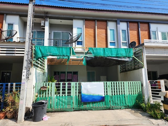    ขาย ทาวน์เฮ้าส์ 2 ชั้น โครงการ ราชพฤกษ์-สุวรรณภูมิ-ลาดกระบัง  กรุงเทพ  แขวง ลำปลาทิว เขตลาดกระบัง กรุงเทพ  ราคา  1,890,000   บาท  (ราคาต่อรองได้)  รายละเอียดทรัพย์ -  เนื้อที่ 22.5 ตร.ว. -  3 ห้องนอน 3 ห้องน้ำ   -  ที่จอดรถ 1 คัน -  บ้านหันไปทางทิศ ใต้  พิกัดทรัพย์ : https://maps.app.goo.gl/cP1x6Q5DKK3RFaat8  สถานที่ใกล้เคียง   -  สถาบันเทคโนโลยีพระจอมเกล้าเจ้าคุณทหารลาดกระบัง -  โรงพยาบาลลาดกระบัง -  ท่าอากาศยานสุวรร�