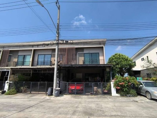    ขาย ทาวน์เฮ้าส์ 2 ชั้น โครงการ เดอะ คอนเนค 34 อ่อนนุช – วงแหวน  ประเวศ กรุงเทพ    แขวง ดอกไม้ เขต ประเวศ กรุงเทพมหานคร อำเภอประเวศ กรุงเทพ  ราคา  3,290,000    บาท  (ราคาต่อรองได้)  รายละเอียดทรัพย์ -  เนื้อที่ 28.4 ตร.ว.  พื้นที่ใช้สอย 120 ตร.ม. -  3 ห้องนอน 2 ห้องน้ำ   -  ที่จอดรถ 1 คัน  พิกัดทรัพย์ : https://maps.app.goo.gl/j3MUVt2UjBqbSuv59  สถานที่ใกล้เคียง   -  โรงพยาบาลสิรินธร -  โรบินสัน ไลฟ์สไตล์ สุวรรณภูมิ -  ท่าอากาศยาน�