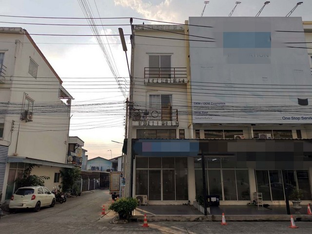  รหัสทรัพย์ (Code ID) :  PTT-26-P00850  ราคา  2,241,000 บาท (ราคาต่อรองได้) ▸ เนื้อที่ 16 ตารางวา  พื้นที่ใช้สอย 155 ตารางเมตร   ▸ - ห้องนอน - ห้องน้ำ     ▸ 1 ที่จอดรถ   อาคารพาณิชย์หันไปทางทิศ   พิกัดทรัพย์ :  https://maps.app.goo.gl/RKojmNzhZ61ymAdX7  สถานที่ใกล้เคียง ▸ใกล้โลตัส รังสิต คลอง 7 ▸ใกล้บิ๊กซี ซูเปอร์เซ็นเตอร์ รังสิต คลอง 6 ▸ใกล้โรงพยาบาลธัญบุรี ▸ใกล้สำนักงานเทศบาลตำบลธัญบุรี  สอบถามเพิ่มเติม / นัดชม โทร. 097-419-5982(พลอย) โ�