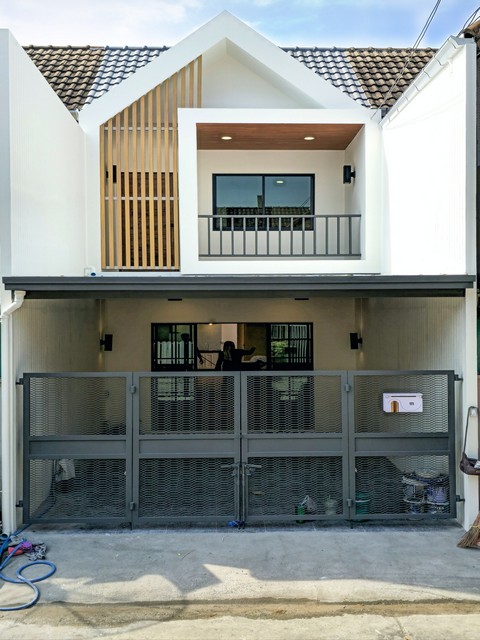 ขายทาวน์เฮ้าส์ 2 ชั้นรีโนเวทใหม่ 17 ตร.ว. หมู่บ้านราณี 2 ซอยลาดปลาเค้า 42 ใกล้เลียบด่วน  *** ราคาขาย 2.85 ล้านบาท( โปรพิเศษ จองก่อนบ้านเสร็จ ภายใน มี.ค.2569 เหลือเพียง 2.75 ล้านบาท)ติดต่อ::  ชยา โทร/ID Line:: 0942823961   Link Line:: https://line.me/ti/p/3xFA1An8Kcรหัส# T26-443  ทาวน์เฮ้าส์รีโนเวทใหม่ ทำเลลาดปลาเค้า ใกล้เลียบด่วนหมู่บ้านราณี 2 ซอยลาดปลาเค้า 42- เนื้อที่ 17 ตร.ว. - 2 ห้องนอน - 2 ห้องน้ำ- 1 ห้องรับแขก 1 ห้องครัว- จอดรถได้ 1 คัน