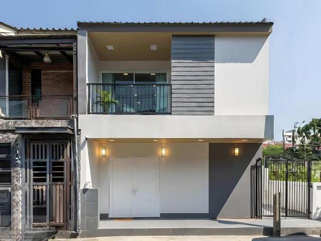 ให้เช่าบ้านเดี่ยว 2 ชั้น หมู่บ้านอยู่เจริญ ซอยรัชดา 18 เฟอร์นิเจอร์ครบ ใกล้ MRT ห้วยขวาง ( อยู่อาศัยหรือ ทำ Air BNB ได้ )ราคาเช่า 99,000 บาท / เดือน ( ประกัน 3 เดือน ล่วงหน้า 1 เดือน )ที่ตั้ง ถนนรัชดา ซอยรัชดา 18 แขวงห้วยขวาง เขตห้วยขวาง กรุงเทพมหานครติดต่อ : คุณภัสพงณ์ 0634098164Line : deedee23https://www.facebook.com/profile.php?id=61581484955548เนื้อที่ 36 ตารางวา พื้นที่ใช้สอย 300 ตรางเมตร จำนวน 2 ชั้น 3 ห้องนอนใหญ่ ( มีเก้าอี้นวด 1 ห้อ�