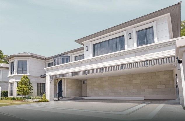 ขายบ้านเดี่ยว 2 ชั้น โครงการนาราสิริ กรุงเทพกรีฑา (Narasiri Krungthepkreetha) แบบบ้าน NoHo 5 ใกล้ Brighton Collegeราคาขาย 89,000,000 บาทที่ตั้ง ถนนศรีนครินทร์-ร่มเกล้า (กรุงเทพกรีฑาตัดใหม่) แขวงหัวหมาก เขตบางกะปิ กรุงเทพ 10240ติดต่อ : คุณภัสพงณ์ 0634098164Line : deedee23https://www.facebook.com/profile.php?id=61581484955548เนื้อที่ 143 ตารางวา พื้นที่ใช้สอย 554 ตารางเมตร จำนวน 2 ชั้น 4 ห้องนอน 5 ห้องน้ำ ที่จอดรถ 4 คันมี 1 ห้องอเนกประสงค์ 2 ห้องพักผ่อน 1 ห้องแม่บ้า