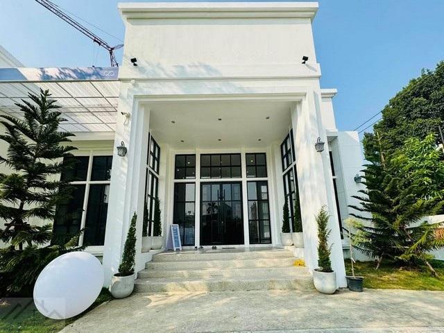 ขายอาคาร 1 ชั้น 250 ตร.ม. พร้อมที่ดิน ย่านแบริ่งซอย 5 เขตบางนา ใกล้ BTS แบริ่งราคาขาย 65,000,000 บาทราคาเช่า 110,000 บาท / เดือน ( บุคคลธรรมดา )ราคาเช่า 120,000 บาท / เดือน ( จดทะเบียน )ที่ตั้ง ถนนแบริ่ง ซอยแบริ่ง 5 แขวงบางนา เขตบางนา กรุงเทพมหานคร 10260ติดต่อ : คุณภัสพงณ์ 0634098164Line : deedee23https://www.facebook.com/profile.php?id=61581484955548เนื้อที่ 351 ตารางวา อาคารพื้นที่ใช้สอย 250 ตารางเมตร จำนวน 1 ชั้น 2 ห้องนอน 3 ห้องน้ำมี 1 ห้องโถง ที่จอด�