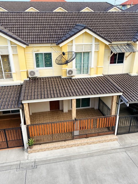 ใกล้รถไฟฟ้าสายสีแดง หลักหก 600ม. โปร่งโล่ง  19 ตร.วา. 150 ตร.ม.ม.รังสิต 1.88กม.  ทาวน์เฮ้าส์ 2ชั้น 3นอน 2น้ำ  9,998 B-M. ฟังก์ชันครบ ทำเลติดถนนโลคัลโรด ศูนย์การค้า และตลาดรังสิต เดินทางสะดวก เชื่อมต่อหลายเส้นทาง เหมาะอปยู่อาศัย หรือโฮมออฟฟิศnear Red Line MRT LakHok station 600 m. away Spacious 19 sq.wa. 150 sq.m. Rangsit University 1.88km. Two-story townhouse 3bed 2bath  9,998 B-M. Fully functional located on a local road shopping centers and Rangsit market Convenient transportation connects to multiple routes suitable for residential use or home officeถ.รังสิต-ปทุมธานี วิภาวดี�