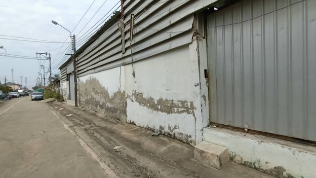   ขาย บ้านเดี่ยว/ทาวน์เฮ้าส์/คอนโด โครงการ โกดังสมุทรปราการ  ถนน/ซอย ตำบล ในคลองบางปลากด อำเภอ พระสมุทรเจดีย์ จังหวัด สมุทรปราการ  ราคา  2,728,000    บาท   ราคาโปรโมชั่นถึง 31 พฤษภาคม 2569  รายละเอียดทรัพย์ -  เนื้อที่ 116  ตารางวา  พื้นที่ใช้สอย 300 ตารางเมตร -  บ้านหันไปทางทิศ ตะวันตกเฉียงเใต้  พิกัดทรัพย์ : https://share.google/56CvMqm05D2vCuPfk  สถานที่ใกล้เคียง   -  วิลเลจ ฮับ ประชาอุทิศ - โรงพยาบาลเปาโล พระป�