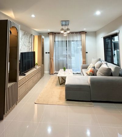 ให้เช่า 35,000/เดือน* กาญจน์กนก 12 เฟส 3 ใกล้ รร.นานาชาติ UNITY / ABS / ACIS (5–10 นาที)บ้านเดี่ยวหลังใหญ่ เฟอร์ครบ พร้อมอยู่Pet Friendlyพร้อมเข้าอยู่ ปลายมีนาคม 2568.รายละเอียดบ้าน• เนื้อที่ 46 ตร.วา• พื้นที่ ใช้สอย 155 ตร.ม.• 4 ห้องนอน (แต่งแล้ว 3 + 1 ห้องปรับได้)• 3 ห้องน้ำ• 1 ห้องครัว• 1 โซนซักล้าง• 1 สวนหย่อม.ค่าเช่า 35,000 บาท/เดือนสัญญา 1 ปีประกัน 2 เดือน + ล่วงหน้า 1 เดือนรวมค่าส่วนกลาง + ค่าเก็บขยะ.จุดเด่นบ้า�