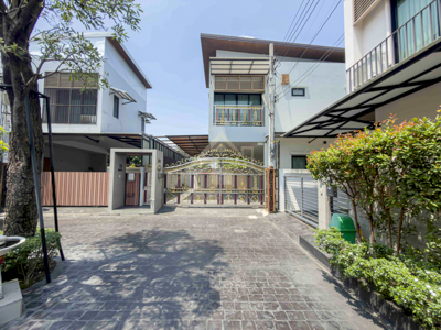 BHL1234ขาย และ เช่า บ้านเดี่ยว 2 ชั้น โครงการ สิริจันทร์ ฉิมพลี ตลิ่งชันที่ตั้ง : 33/16 ซอยฉิมพลี6/1  ถนนบรมราชชนนี แขวงฉิมพลี เขตตลิ่งชัน จังหวัดกรุงเทพมหานครรายละเอียด- เนื้อที่ 71.4 ตร.ว. พื้นที่ใช้สอย 300 ตร.ม - 4 ห้องนอน 4 ห้องน้ำ -  1 ห้องรับแขก 1 ห้องนั่งเล่น -  1 ห้องรับประทานอาหาร 1 ห้องครัว -  5 แอร์    - 4 ที่จอดรถ- หันหน้าทิศใต้ทำเลใกล้เคียง - ใกล้ เดอะ เซอร์เคิล ราชพฤกษ์- ใกล้ เซ็นทรัล 