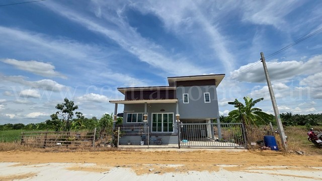 รหัสทรัพย์&nbsp; : 6482บ้านเดี่ยว 1 ชั้นครึ่ง 80 ตร.วา คลอง 10 ธัญบุรีที่ตั้ง :&nbsp;ถนนเลียบคลองสิบ ตำบลบึงบา&nbsp;อำเภอหนองเสือ&nbsp;จังหวัดปทุมธานี 12170รายละเอียดทรัพย์- บ้านเดี่ยว&nbsp;1&nbsp;ชั้นครึ่ง&nbsp;เนื้อที่ 80&nbsp;ตารางวา พื้นที่ใช้สอย 135&nbsp;ตารางเมตร- 2&nbsp;ห้องนอน, 2&nbsp;ห้องน้ำ, 1 ห้องรับแขก, 1 ห้องครัว, 2&nbsp;ที่จอดรถสถานที่และทำเลใกล้เคียง- มหาวิทยาลัยเทคโนโลยีราชมงคลธัญบุรี,&nbsp;มหาวิทยาลัยศรีน�