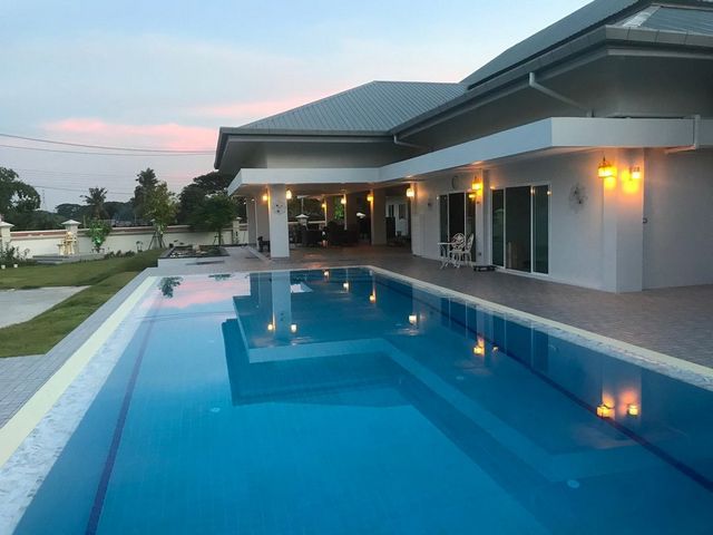 https://www.youtube.com/watch?v=uJuTD7gIAls#โซนสันทราย ให้เช่า 180,000 บาท ขาย 42 ล้าน บ้านพูลวิลล่าชั้นเดียว เนื้อที่ 2 ไร่ #หนองจ๊อม มีบ้าน 2 หลัง เนื้อที่กว้าง บรรยากาศดี วิวสวย #ซื้ออยู่เองหรือปล่อยเช่าได้บ้านหลังใหญ่พืนที่ใช้สอย 613 ตร.ม5 ห้องนอน 6 ห้องน้ำบ้านหลังเล็กพื้นที่ใช้สอย 150 ตร.ม5 ห้องนอน 4 ห้องน้ำสระว่ายน้ำขนาด 15 ม. X 5 ม.จอดรถได้หลายคัน
